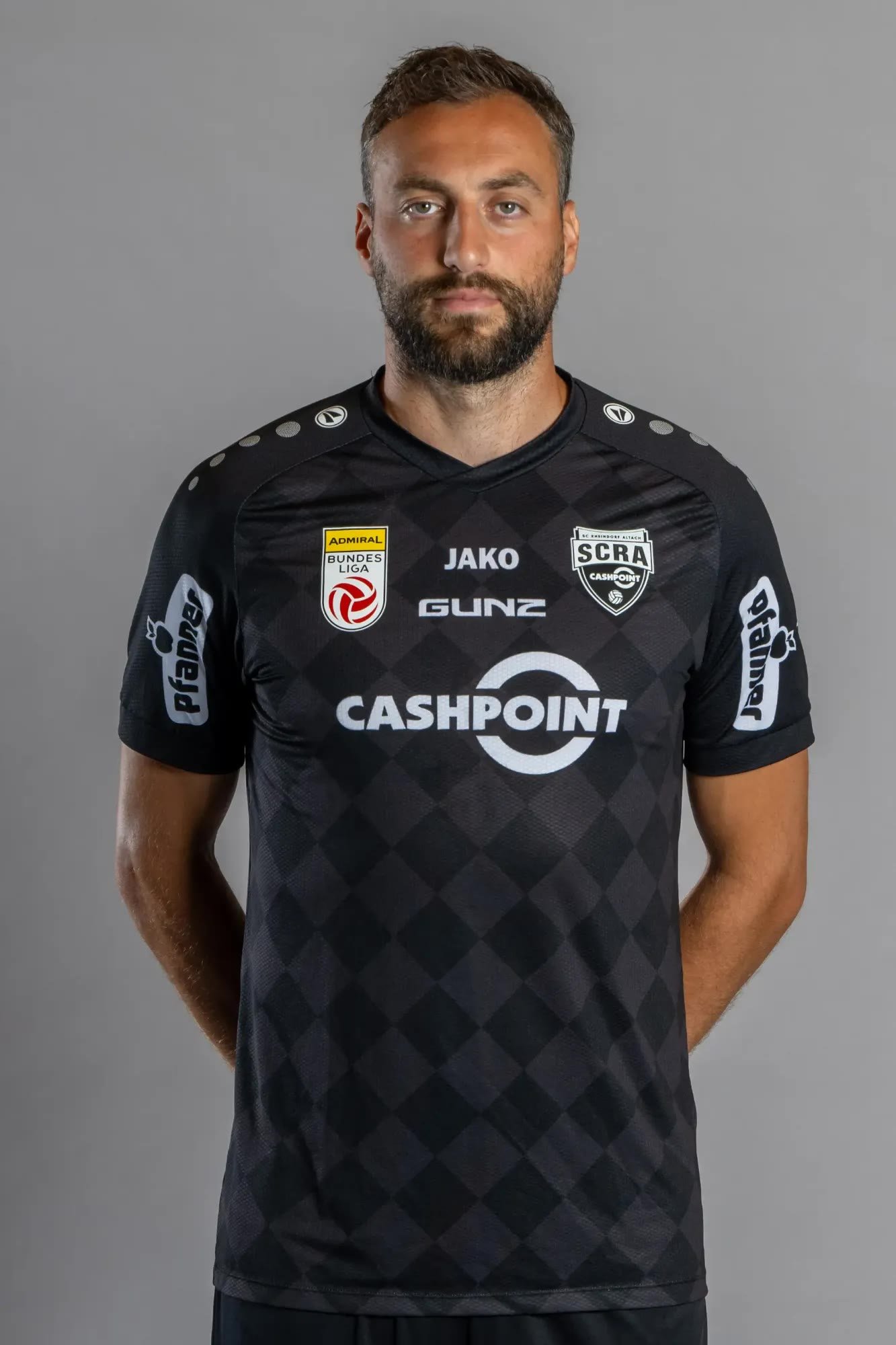 Atdhe Nuhiu im schwarzen Trikot des SCR Altach