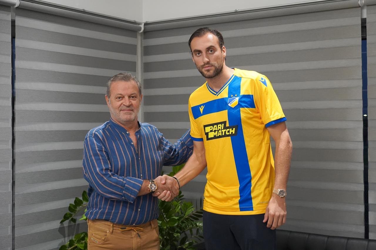 Atdhe Nuhiu im gelb-blauen Trikot von APOEL Nikosia beim Handschlag zur Vorstellung