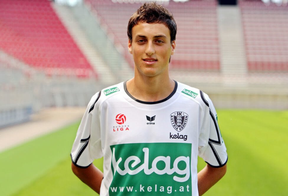 Der junge Atdhe Nuhiu im weißen Trikot von Austria Kärnten im Stadion