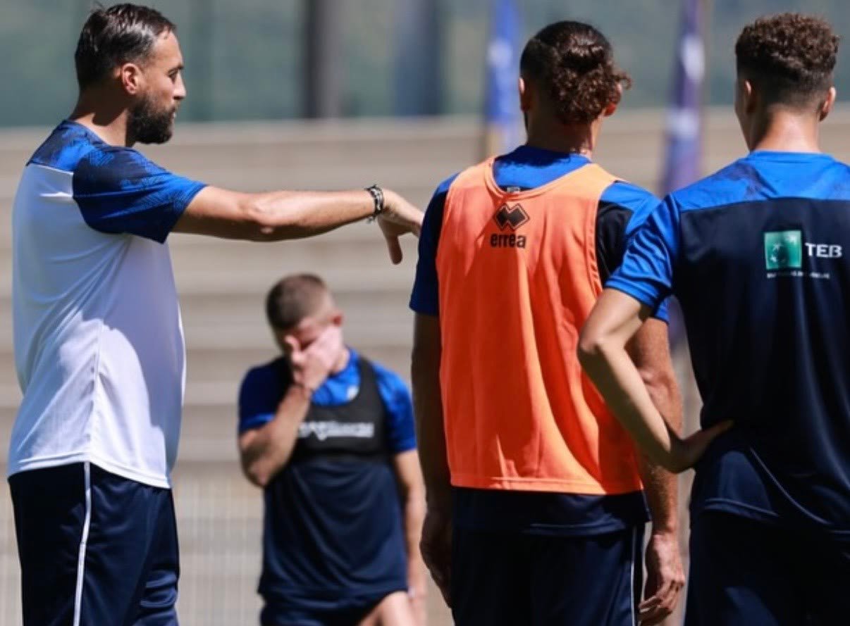 Atdhe Nuhiu gibt als Co-Trainer des Kosovo im Training Anweisungen an die Spieler