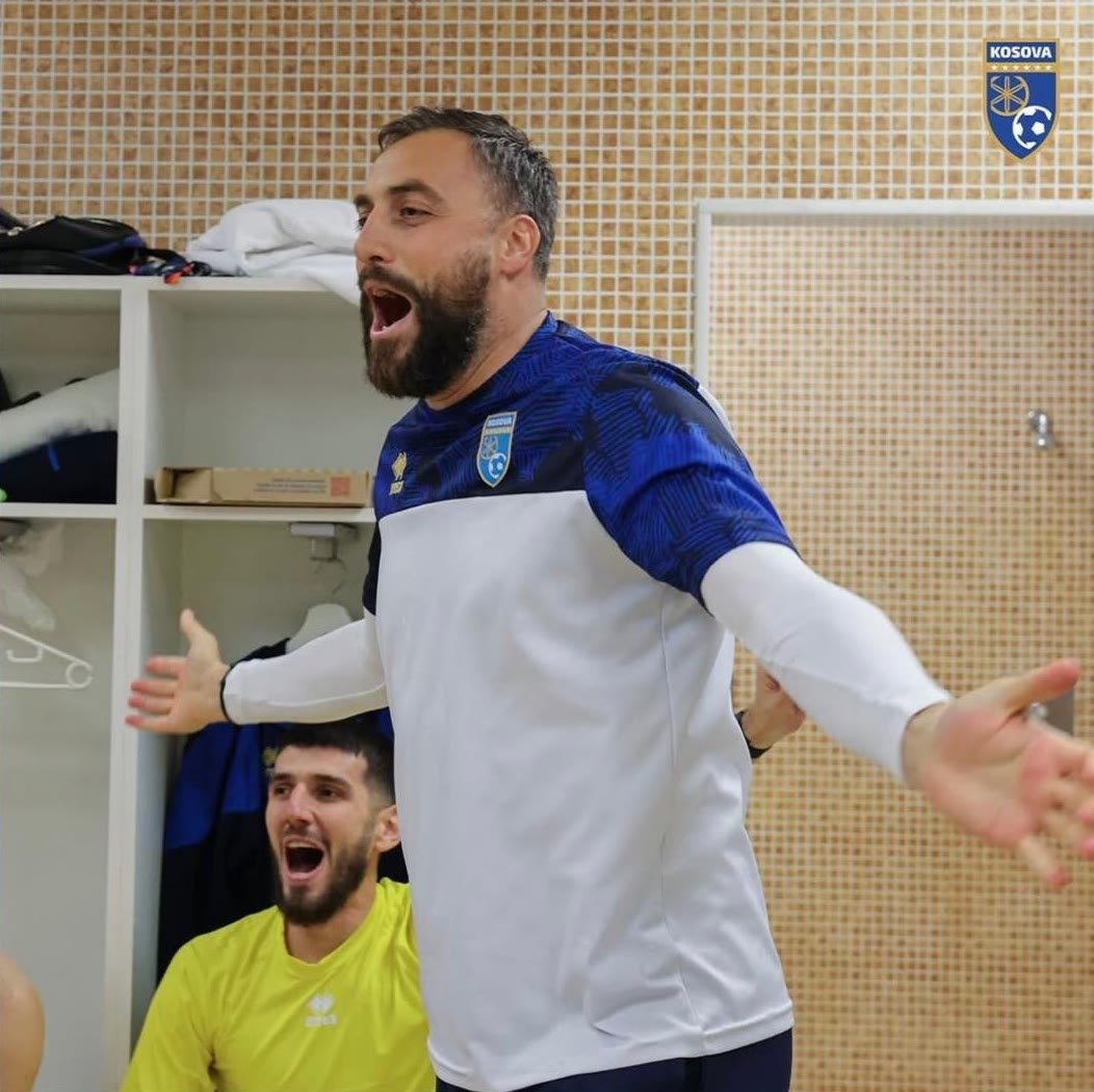 Atdhe Nuhiu als Co-Trainer mit der Mannschaft des Kosovo in der Kabine