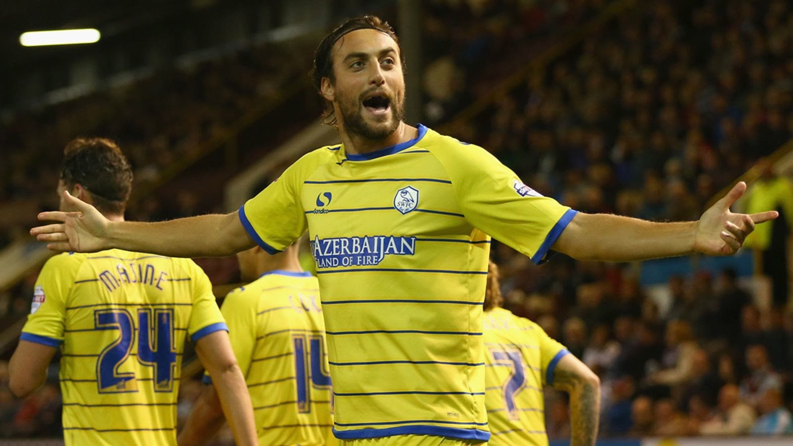 Atdhe Nuhiu jubelt im gelben Auswärtstrikot von Sheffield Wednesday